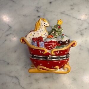 Villeroy & Boch Sleigh winter bakery decoration. Ceramic hinged trinket box.